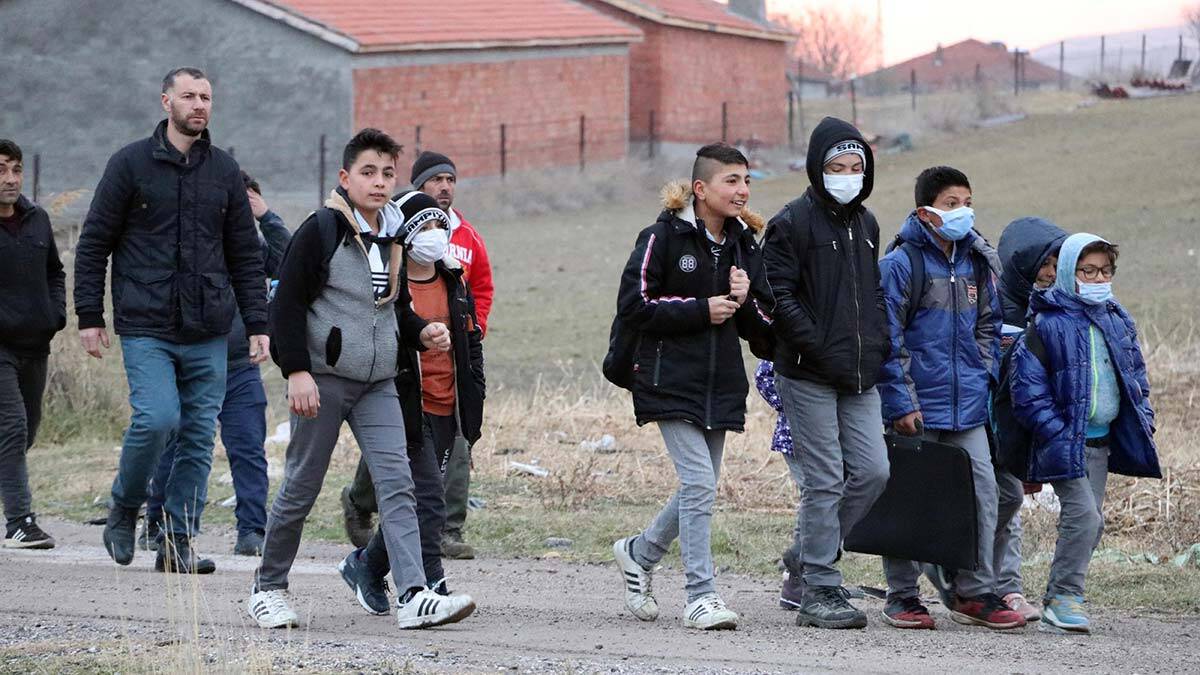 Okula gitmek için 3 kilometre yol yürüyorlar