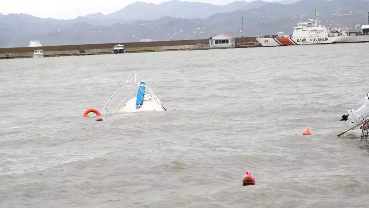 Ordu'da fırtına;  kentte sabaha karşı etkili olmaya başlayan şiddetli yağmur ve fırtına nedeniyle denizde dev dalgalar oluştu 3 tekne battı.