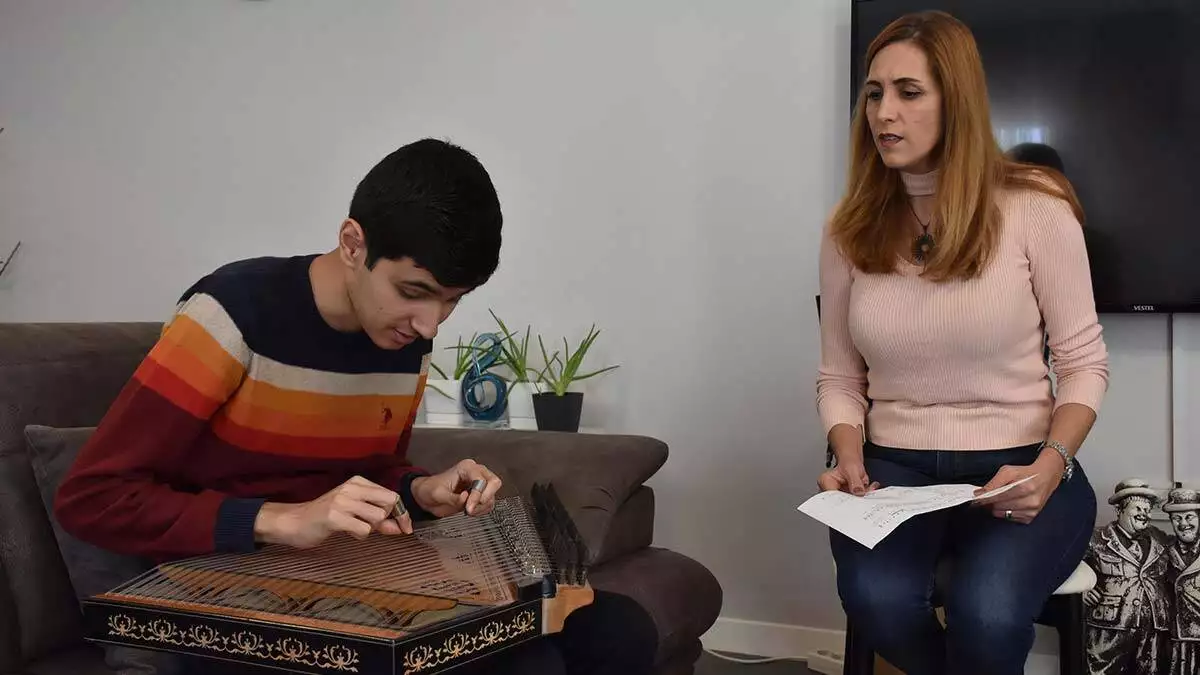 İzmir'de otizm tanısı konulduktan sonra müziğe ilgisi olduğu fark edilen otizmli eren müzisyen olmak istiyor.