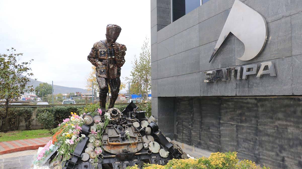 3.5 tonluk Atatürk heykeli yaptılar