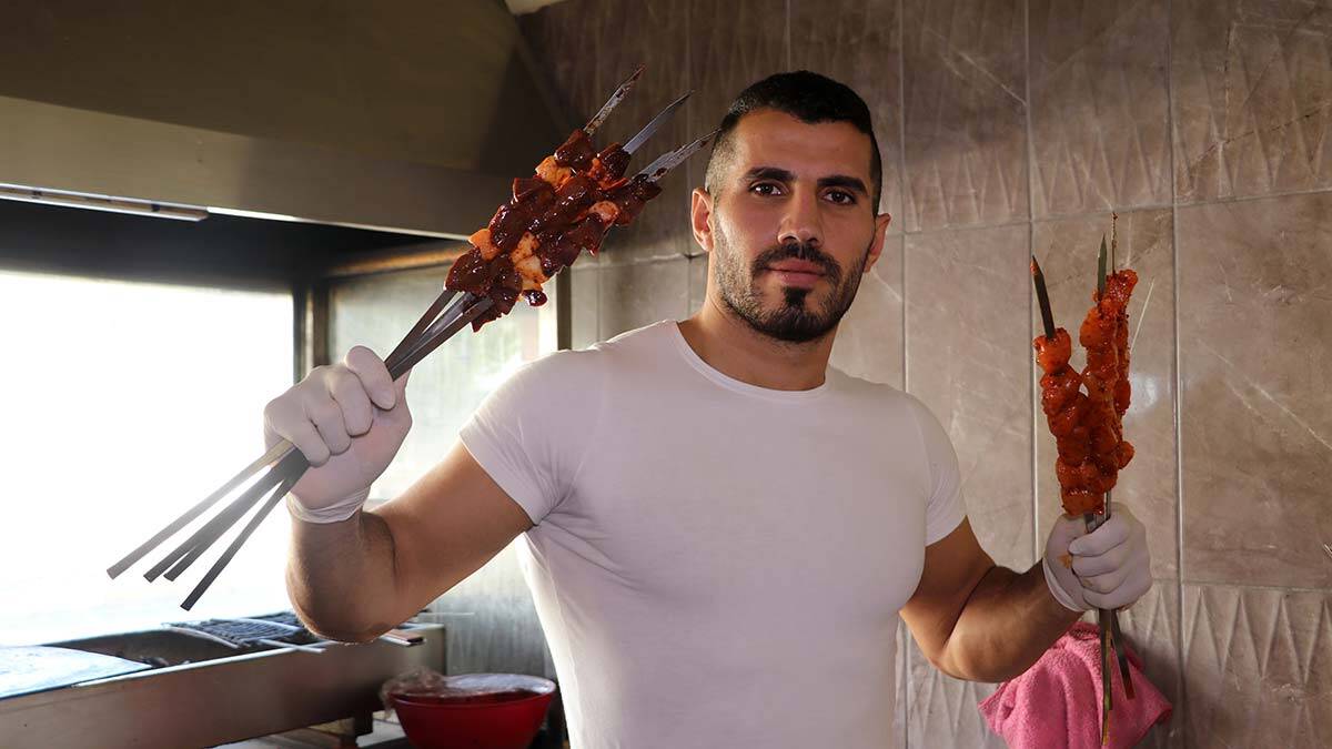 Antalya'da aşçılığı bırakan Hasan Demir (25), babasının kuzeninin tavsiyesiyle başladığı kick boksta dünya şampiyonluğuna ulaştı.