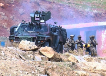 Özel Harekat timlerinin tatbikatı gerçeğini aratmadı