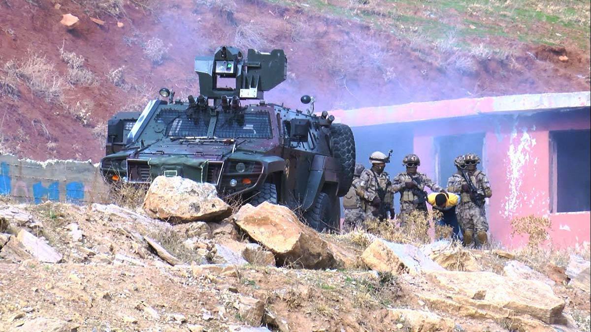 Özel Harekat timlerinin tatbikatı gerçeğini aratmadı