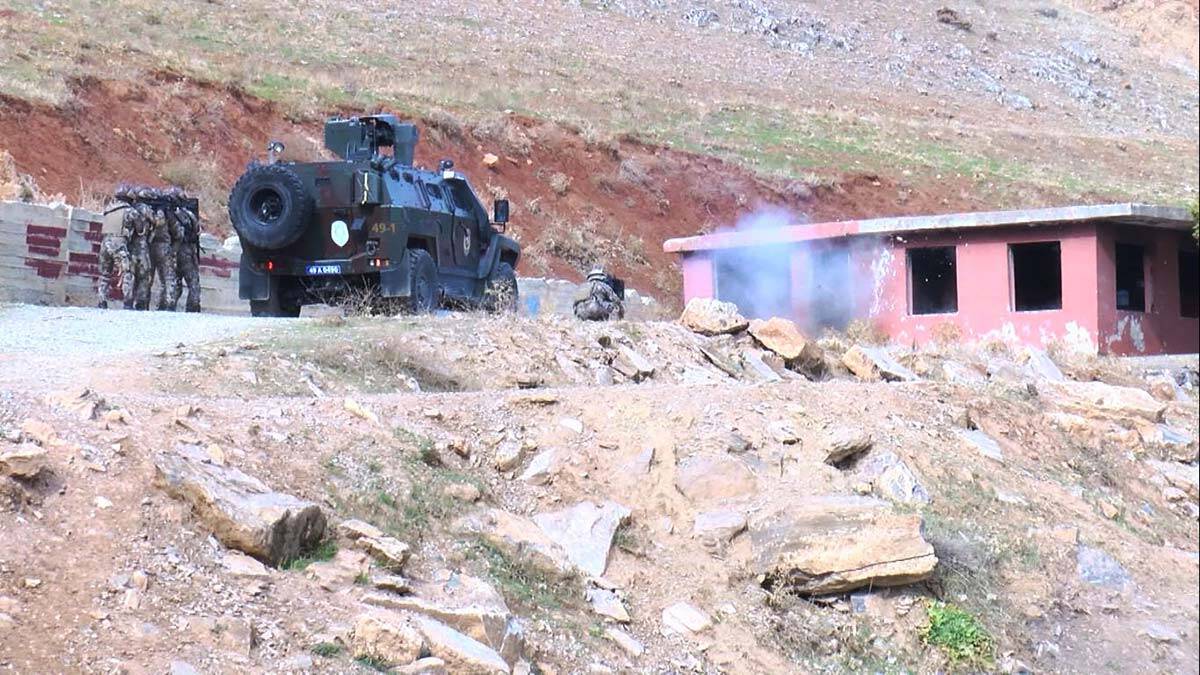 Özel Harekat timlerinin tatbikatı gerçeğini aratmadı