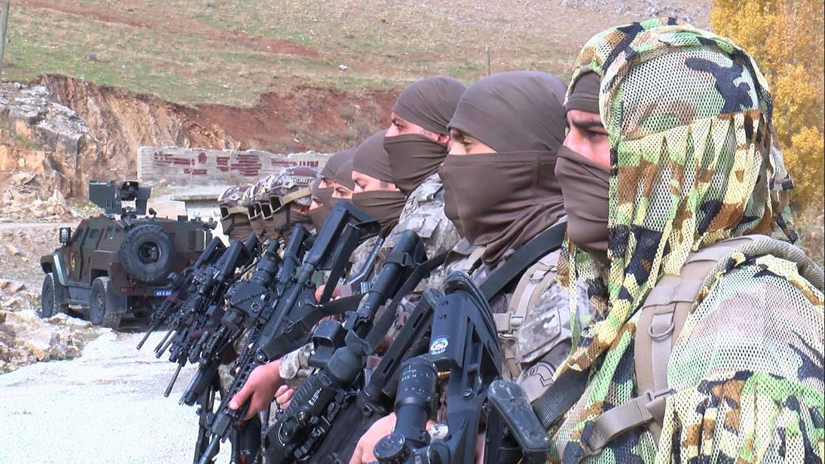 Muş’ta, Polis Özel Harekat timlerinin senaryo gereği terörist unsurlara yönelik düzenlediği tatbikat gerçeğini aratmadı.