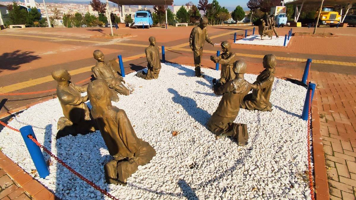 Karabük Üniversitesi'nde rektörü Prof. Dr. Refik Polat'tan 'uzun eşek heykeli' açıklaması.