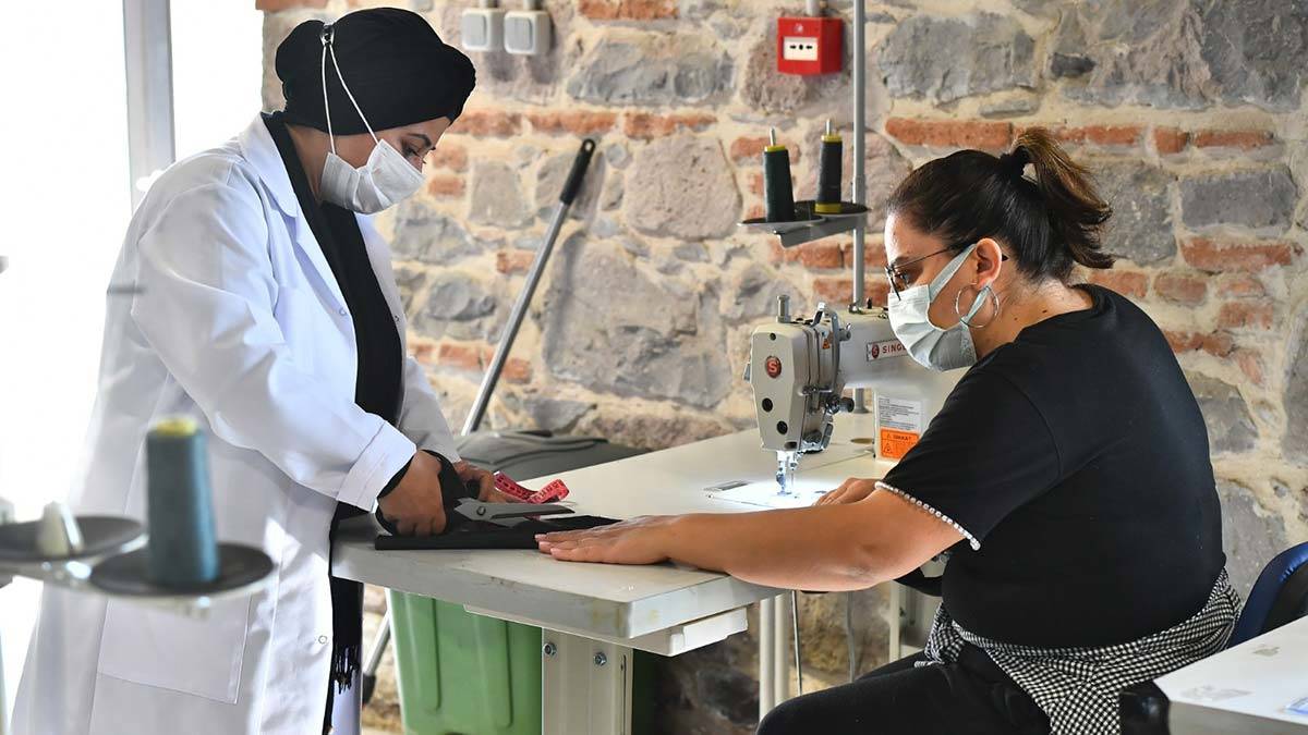Bacasız fabrikada eğitimler başladı, İzmir Büyükşehir Belediyesi Meslek Fabrikası'nda 75 branşta kurs veriliyor.