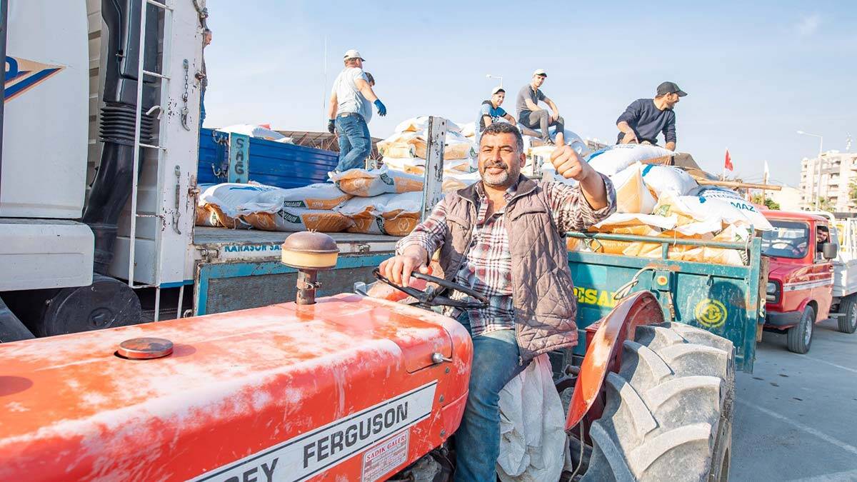 Torbalı’da 13 bin çuval kuzu büyütme yemi dağıtıldı. İzmir Büyükşehir Belediyesi'nden hayvancılığa rekor destek.