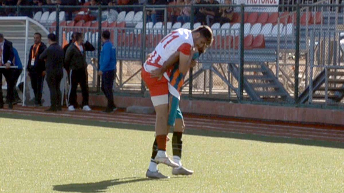 Sakatlanan rakibini sırtında taşıdı