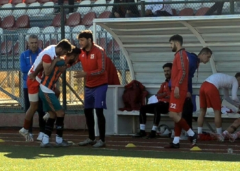 Sakatlanan rakibini sırtında taşıdı