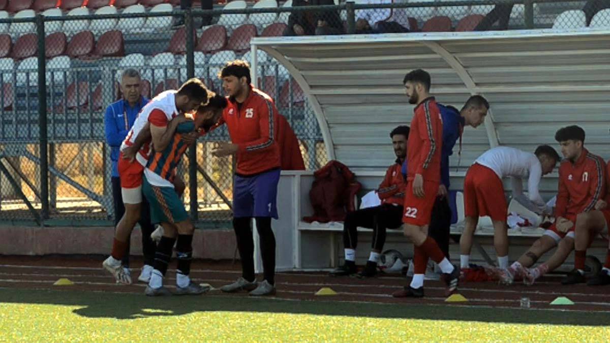 Sakatlanan rakibini sırtında taşıdı