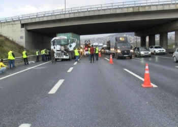 Sancaktepe Kuzey Marmara Otoyolu'nda 2 kamyon çarpıştı