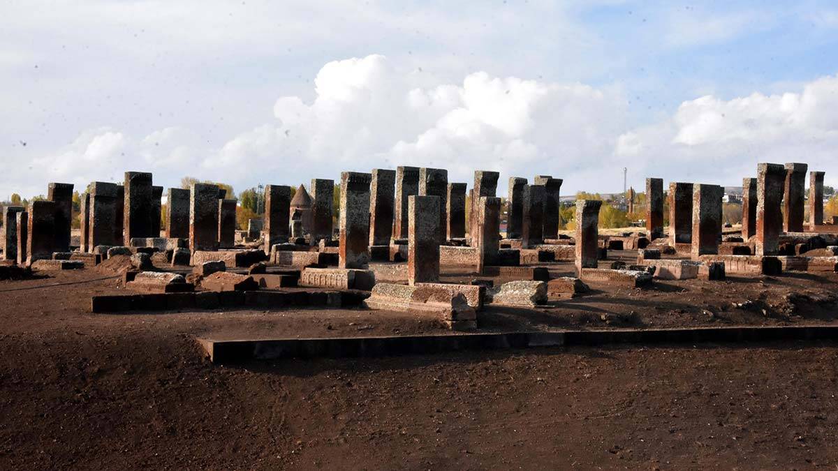 'Anadolu'nun Orhun Abideleri' olarak adlandırılan Selçuklu Mezarlığı'ndaki kazı çalışmalarında 30'a yakın çocuk mezarı bulundu.