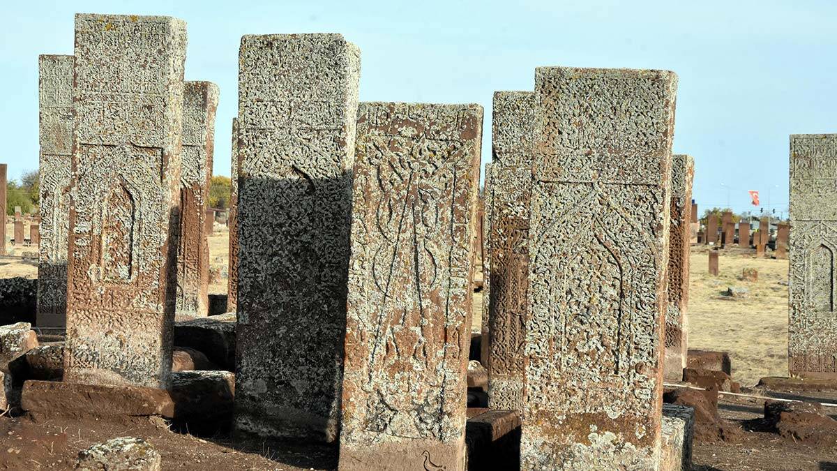 Selçuklu Mezarlığı'ndaki kazıda çocuk mezarı bulundu