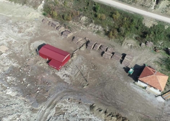 Selde yıkıma yol açan tomruklar, dere yatağında