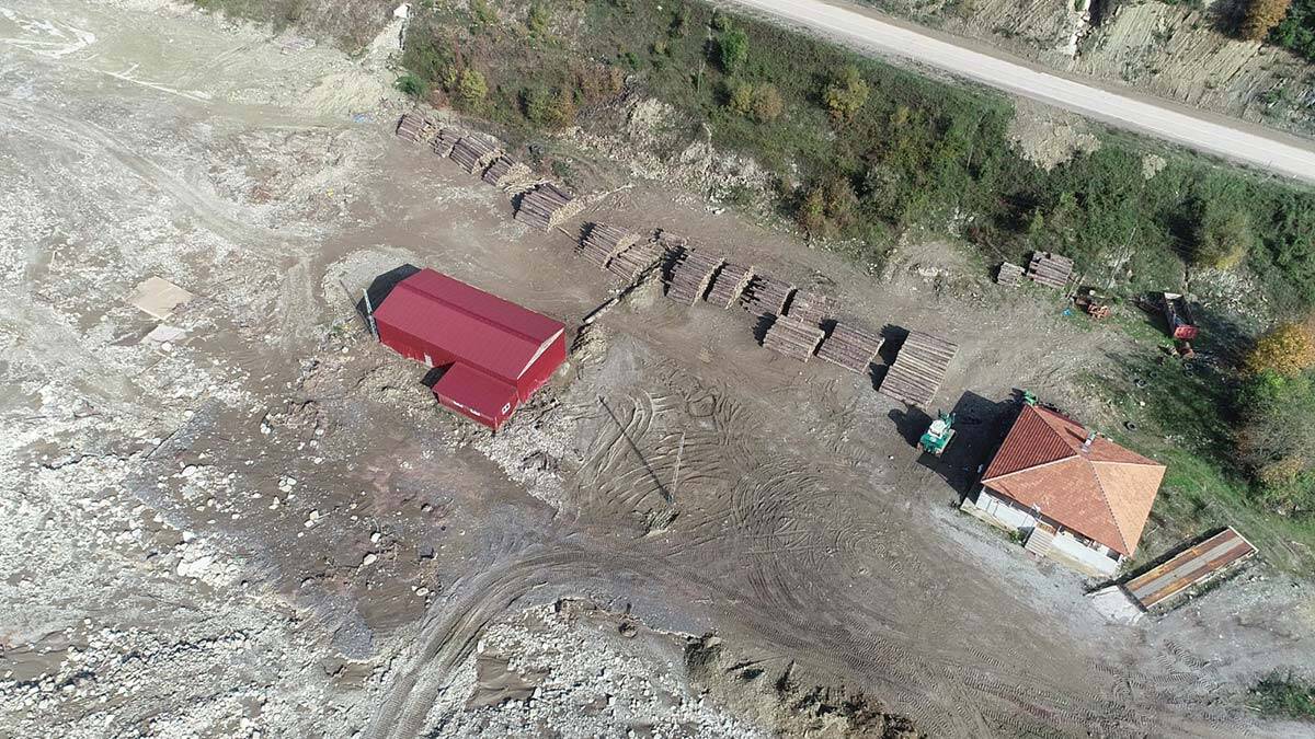 Selde yıkıma yol açan tomruklar, dere yatağında
