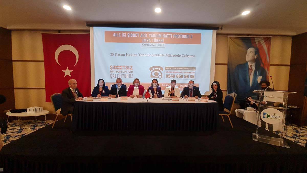 İZMİT Belediyesi ve Türkiye Kadın Dernekleri Federasyonu (TKDF) öncülüğünde hayata geçirilen Aile İçi Şiddet Acil Yardım Hattı Protokolü, bugün katılımcı belediyelerle imzalandı. Oluşturulan telefon numarasını arayan kadınlara, rehberlik edilip şiddetten kurtulmanın yöntemleri anlatılacak.