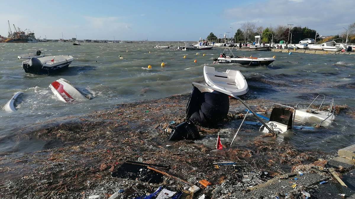 Silivri'de lodos balıkçı teknelerini batırdı