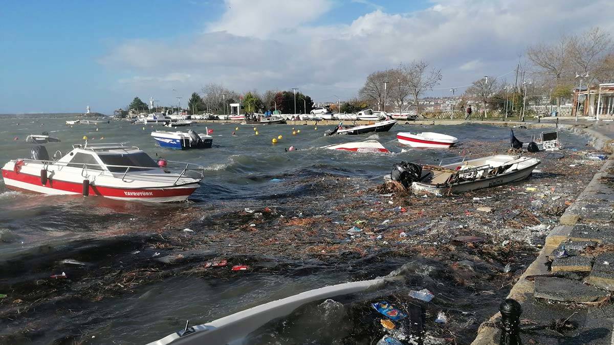 Silivri'de lodos balıkçı teknelerini batırdı