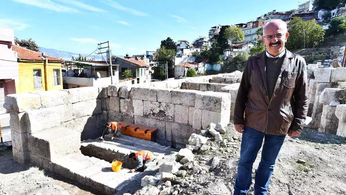 Smyrna antik tiyatrosu kulisinde latrina bulundu