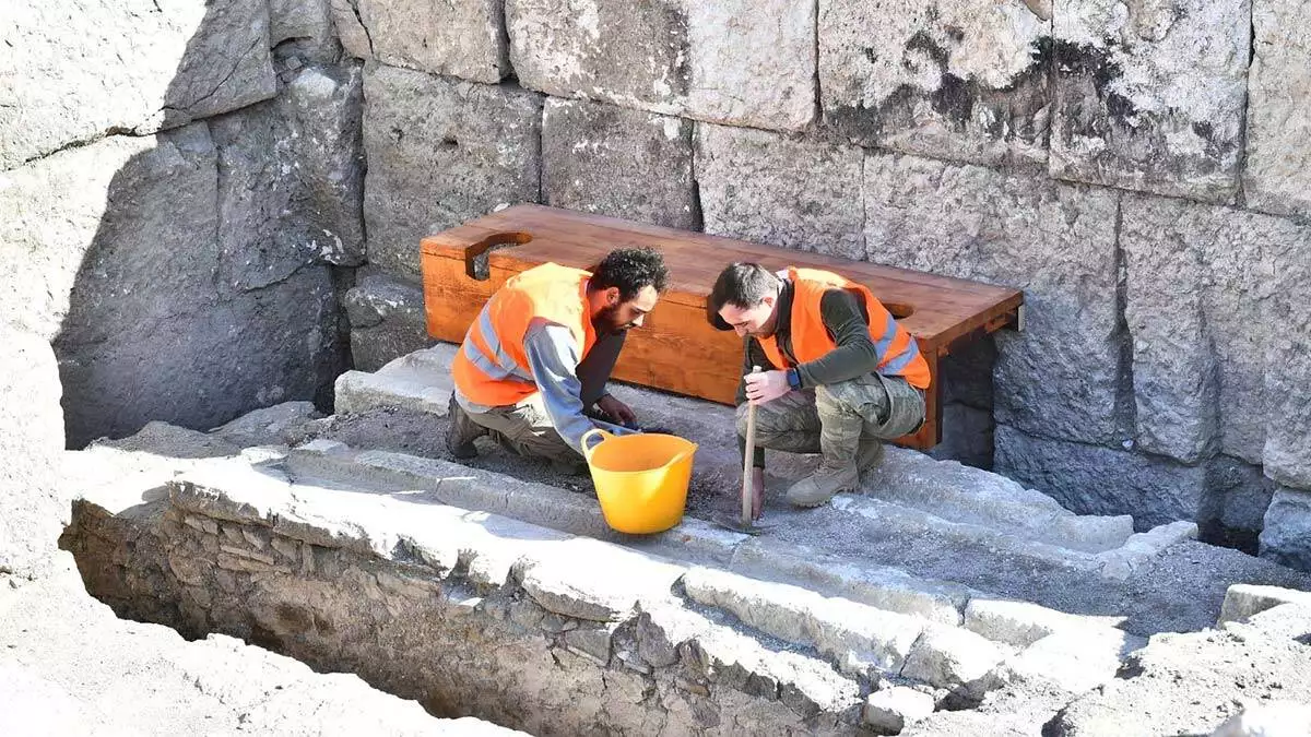 Smyrna antik tiyatrosunda sanatçılar tarafından kullanıldığı değerlendirilen bir latrina (tuvalet) bulundu.
