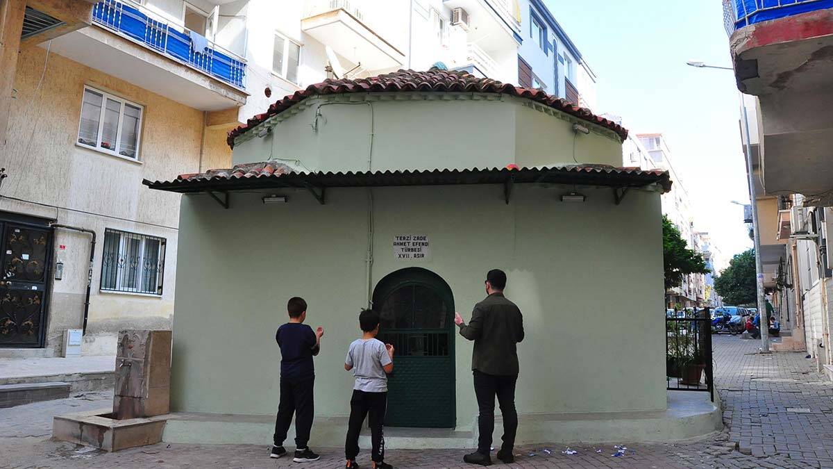 Sokağı ikiye bölen türbe görenleri şaşırtıyor