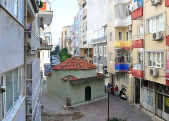 Sokağı ikiye bölen türbe görenleri şaşırtıyor
