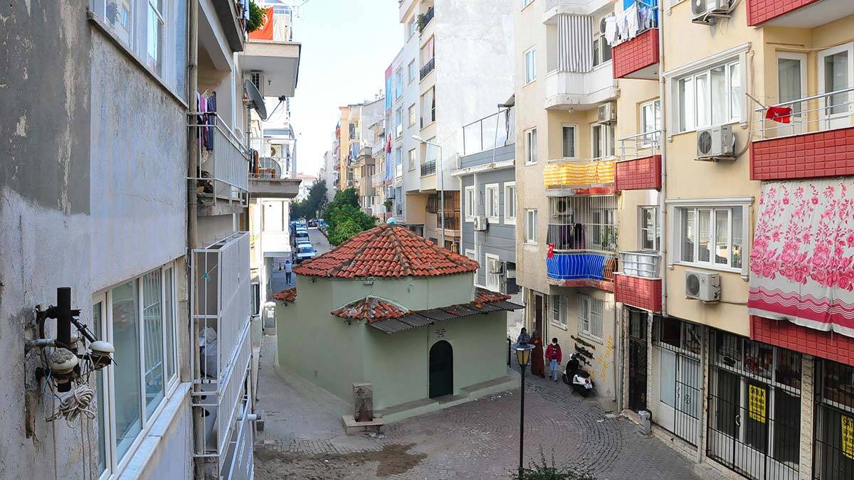 Sokağı ikiye bölen türbe görenleri şaşırtıyor