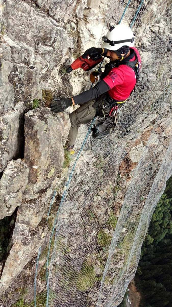 Sümela Manastırı'ndaki kaya kütlesi sabitleniyor