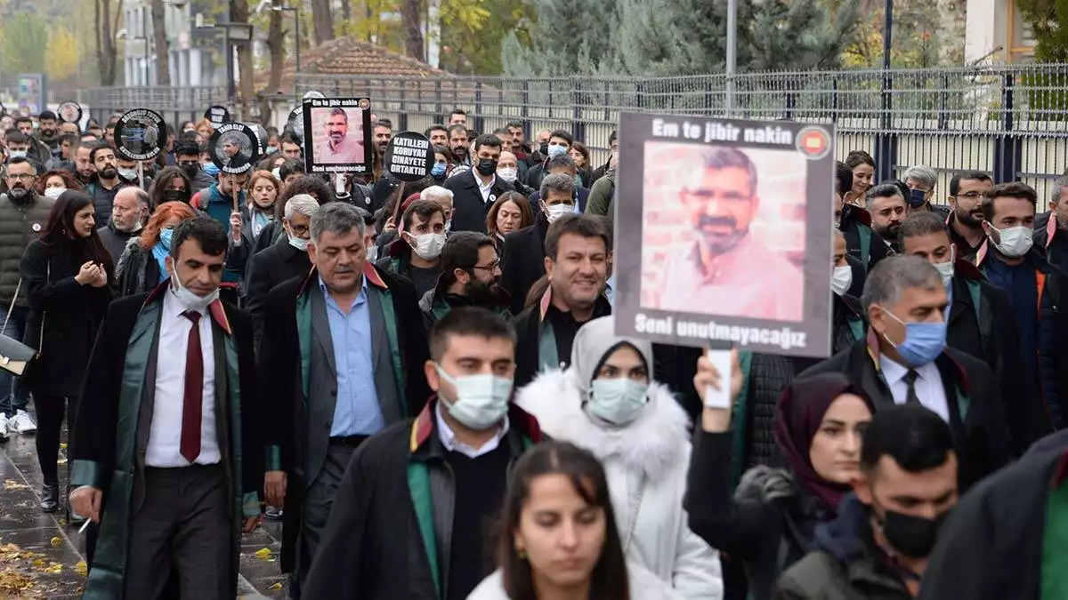 Diyarbakır'da baro başkanı'yken tarihi dört ayaklı minare önünde basın açıklaması yaptığı sırada polis ve pkk'lı teröristlerle çıkan çatışmada yaşamını yitiren tahir elçi ölümünün 6'ncı yıl dönümünde anıldı.