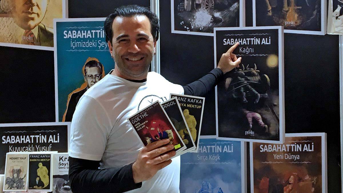 Tasarımlarıyla kitap kapaklarına renk veriyor