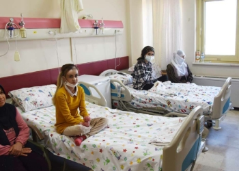6 kelebek hastası, ilk kez katı yiyecek yedi