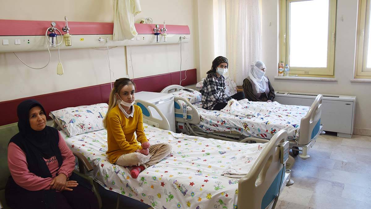 6 kelebek hastası, ilk kez katı yiyecek yedi