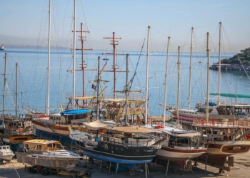 Tur tekneleri kış bakımı için karaya çıkarılıyor
