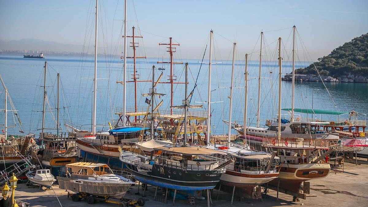 Tur tekneleri kış bakımı için karaya çıkarılıyor