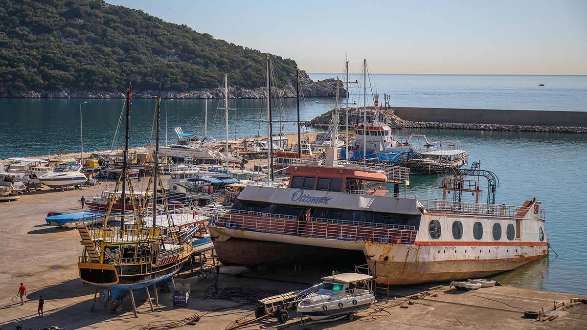 Tur tekneleri kış bakımı için karaya çıkarılıyor