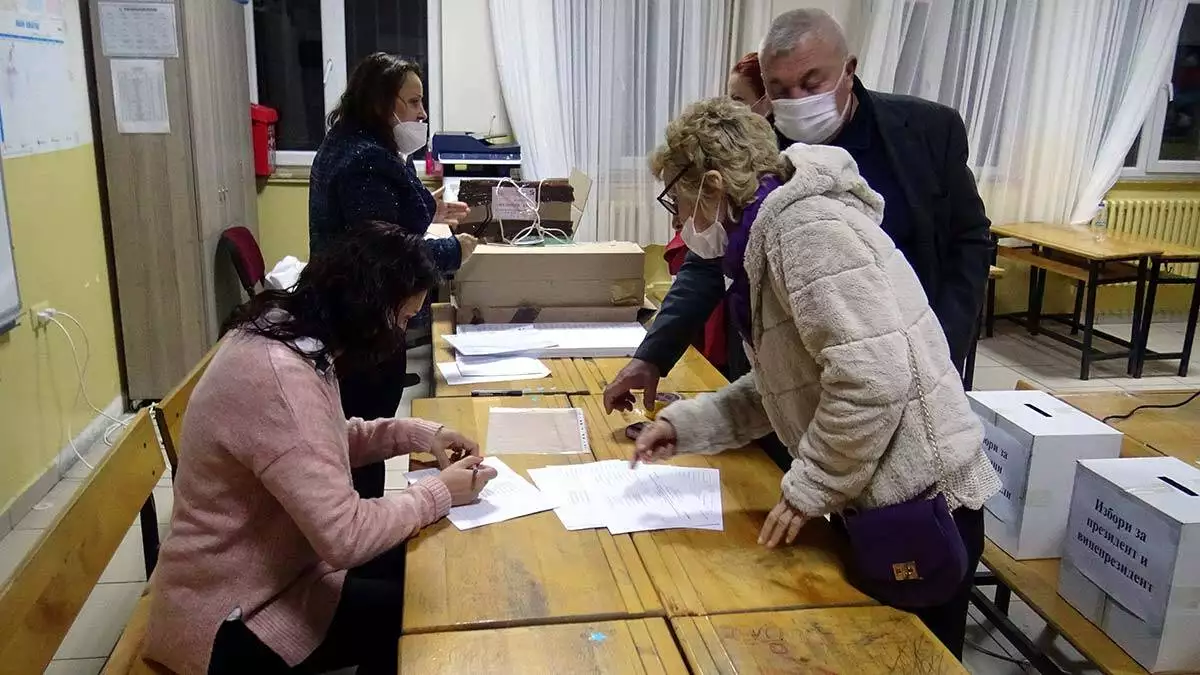 Parlamentoda yeteri çoğunluk sağlanamaması nedeniyle bu yıl üçüncü kez alınan milletvekili seçim kararı ile birlikte bulgaristan'da cumhurbaşkanlığı seçimi başladı.
