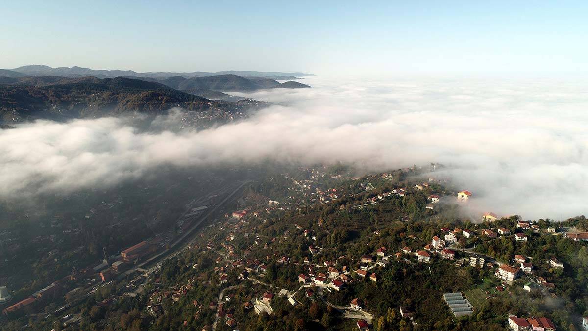 Zonguldak'ta sis görüş mesafesini 10 metreye kadar düşürdü. Sis nedeniyle balıkçılar denize açılamadı.