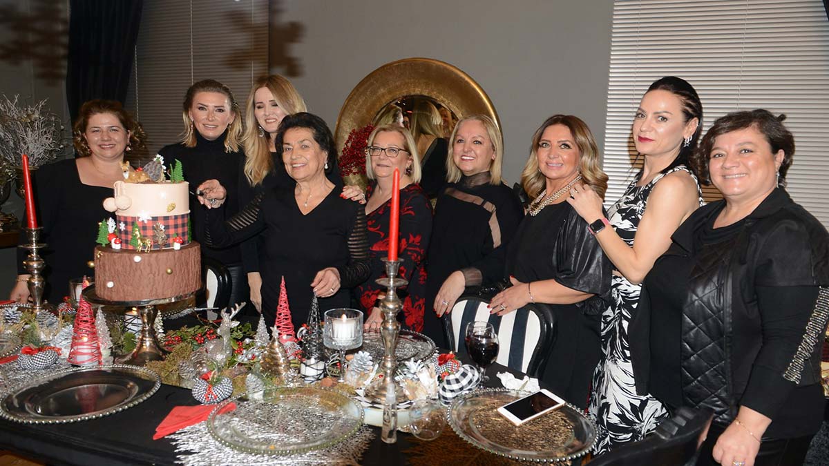 Türk Anneler Derneği Bursa Şubesi üyeleri, yeni yıl kutlamasında bir araya geldi. 2021’i keyifli bir organizasyonla geride bırakan anneler 2021'den sağlık, mutluluk ve huzur diledi.