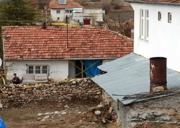 1 aylık bebeğini sobada yaktı