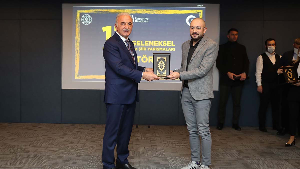 Ümraniye Belediyesi 17'inci Geleneksel Şiir, Hikâye ve Resim yarışmalarında dereceye girenlere ödülleri verildi.