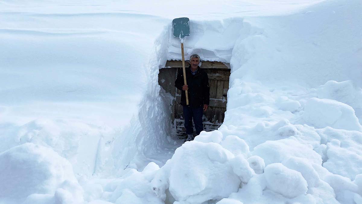 1800 rakımdaki Yukarıyongalı köyü karla kaplandı