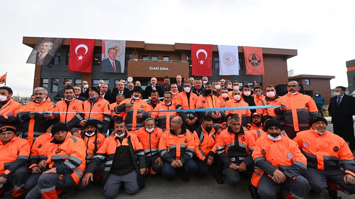 " Bu çalışmalar, yurt genelinde 446 adet karla mücadele merkezindeki 11 bin adet makine ve ekipman, aynı zamanda da 13 bin personelle yürütülüyor."