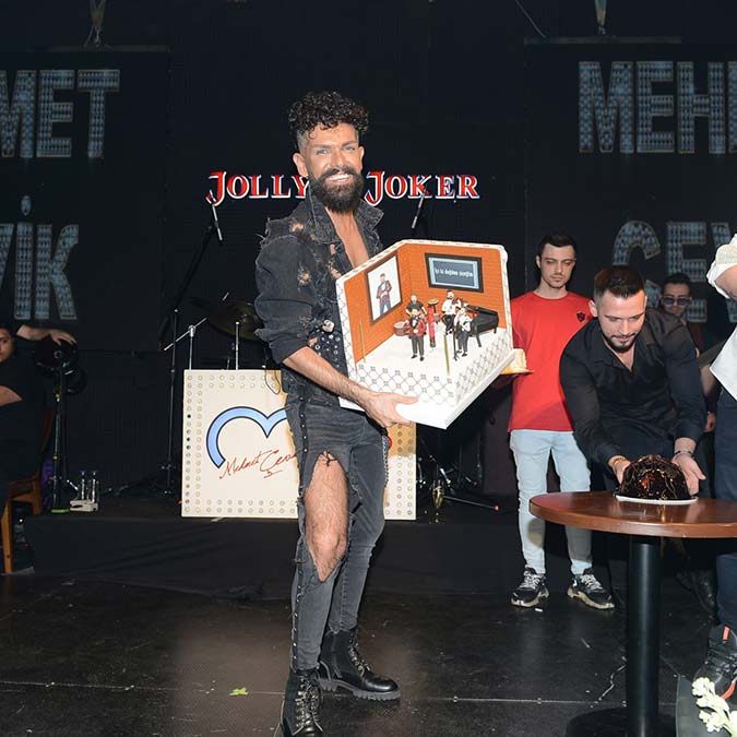 Mehmet Çevik doğum gününü sahnede kutladı