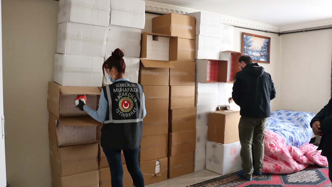 Depoda bulunan 430 paket kıyılmış tütünün yanı sıra 680 tüp sigara mentolüne de el koyuldu