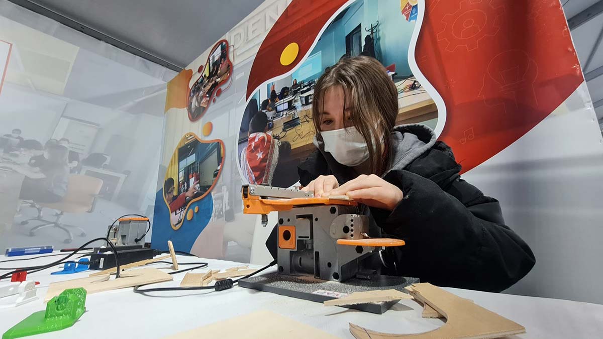 "Bilim tabanlı ve birlikte araştırma yapmak, bu konuda araştırma vermek, katkı verme ve çaba koyma noktasında gençlerimizle, öğrencilerimizle birlikteyiz"