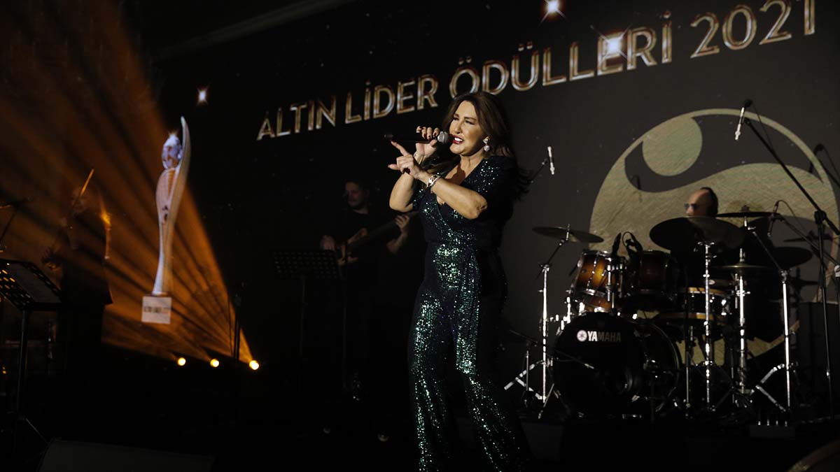 Ödül törenlerinin son gününde Nükhet Duru da sahne aldı.