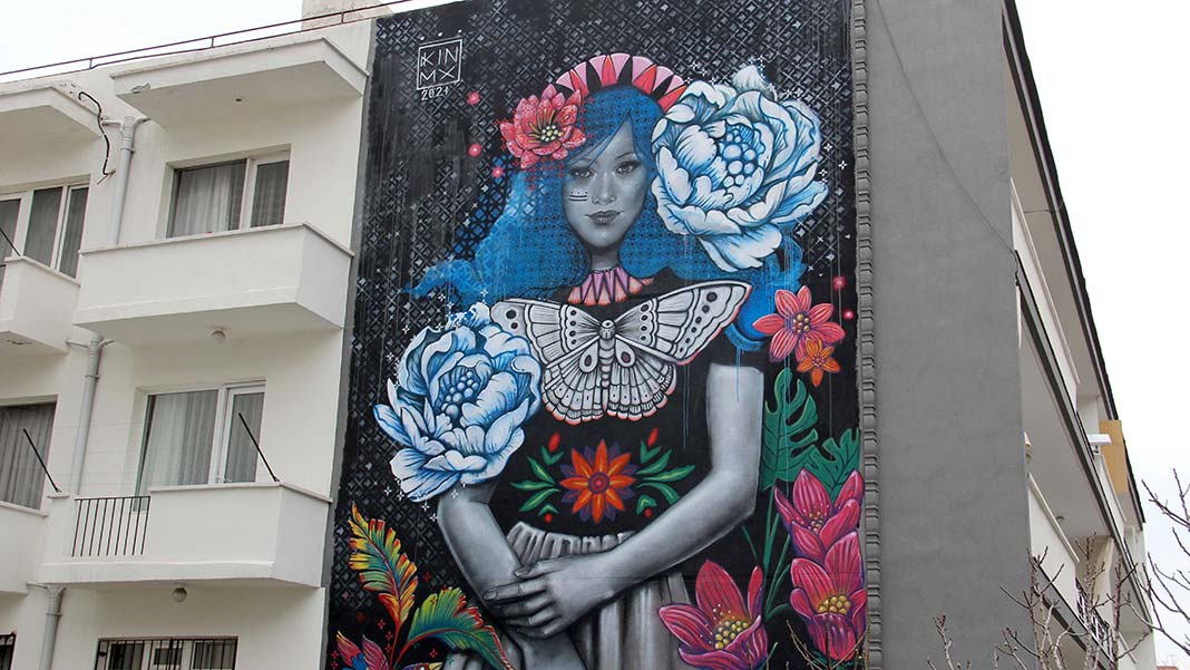 Çankaya Duvar Resimleri (Mural) Uygulamaları Projesi yaygınlaşarak devam ediyor. Siz de bina ve apartman duvarlarınızın sanat eserine dönüşmesini istiyorsanız Çankaya Belediyesine bir e-posta ile başvurabilirsiniz.