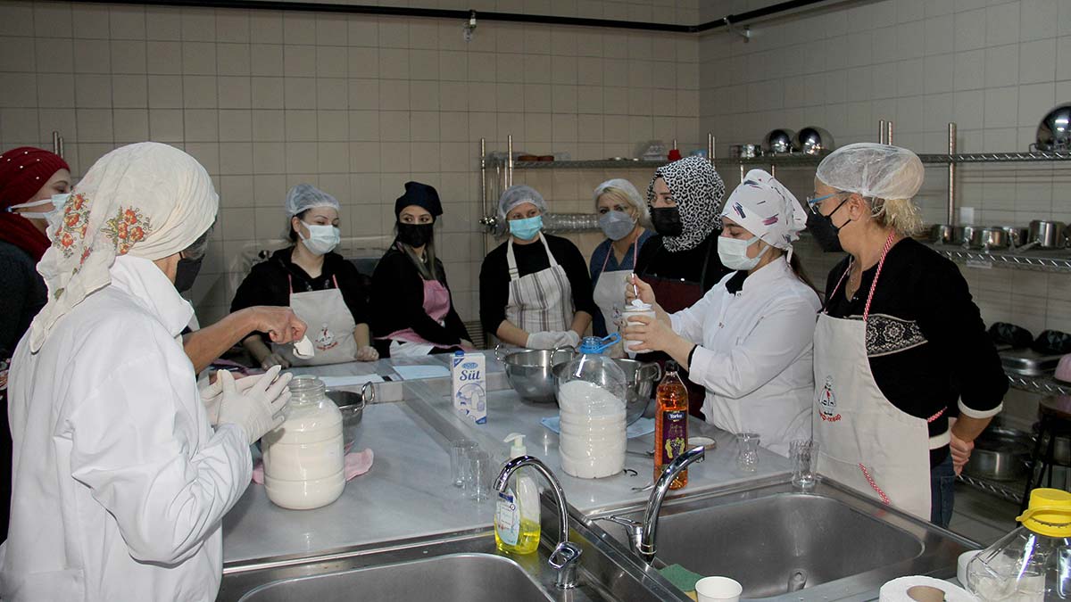 Çankaya Evlerinde eğitimler başladı. Çankayalılardan en çok ilgi gören kursların başında "Pastacı Çırağı" dersleri geliyor.