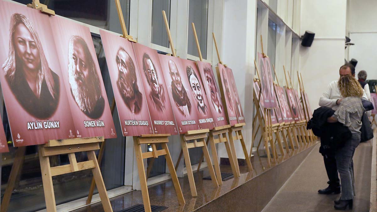 Yıldızlar Bize Bakıyor